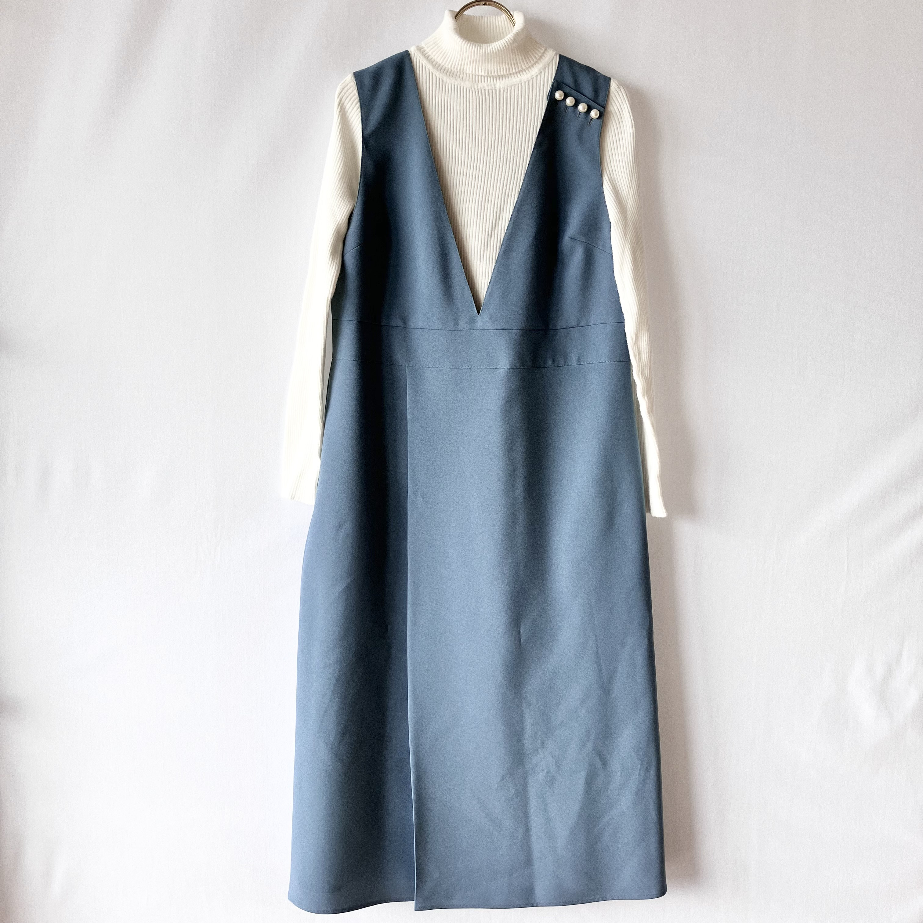 ブルーグレーのジャンパースカート(サロペットスカート)【フォーマル/くすみカラー/肩パールボタン】