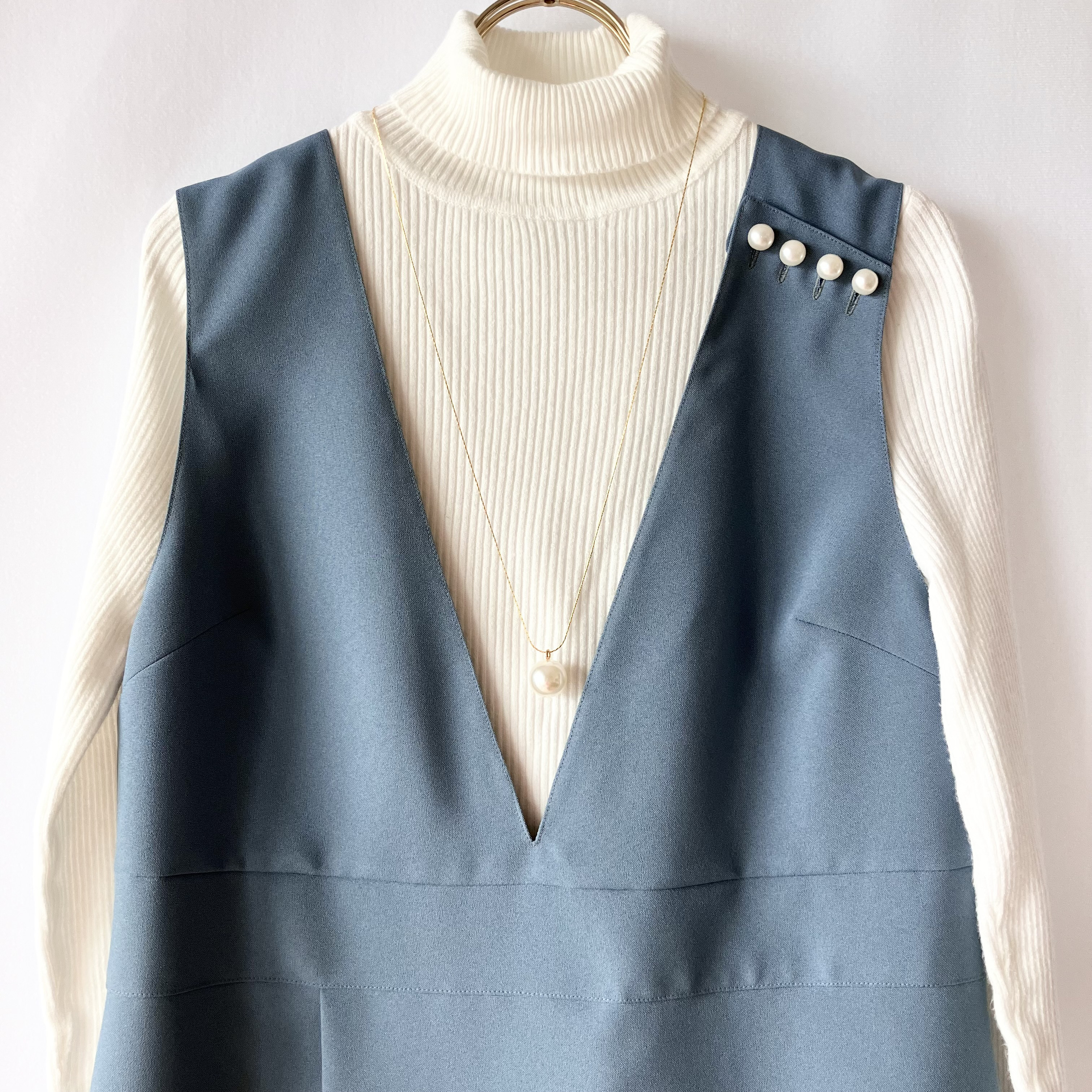 ブルーグレーのジャンパースカート(サロペットスカート)【フォーマル/くすみカラー/肩パールボタン】