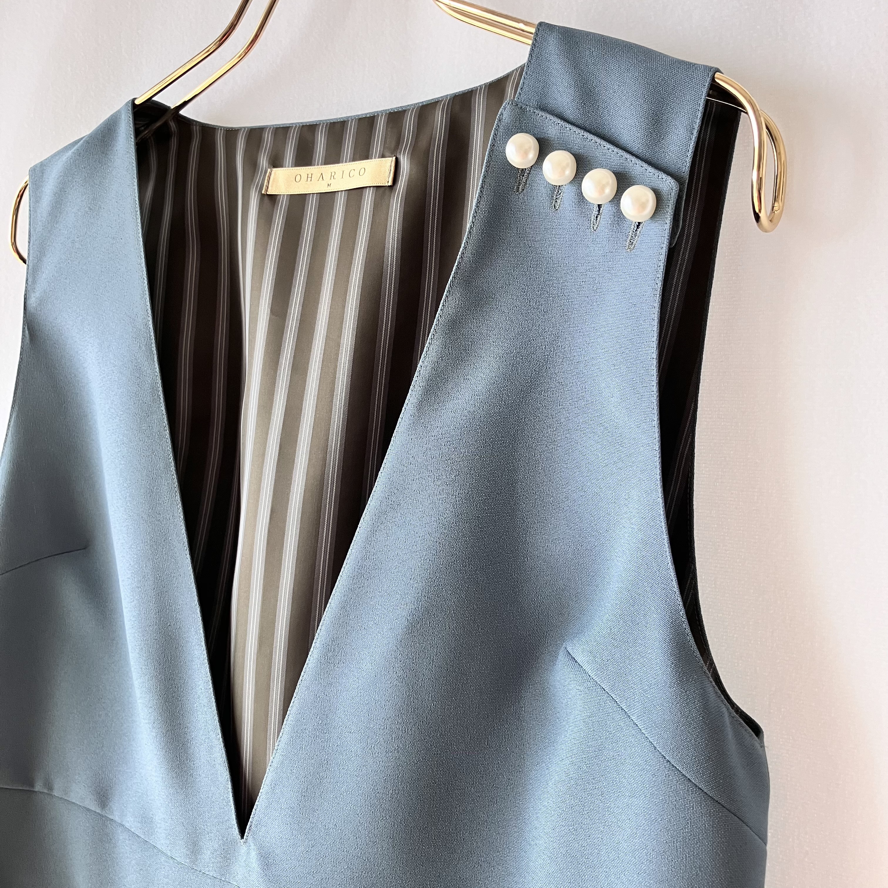 ブルーグレーのジャンパースカート(サロペットスカート)【フォーマル/くすみカラー/肩パールボタン】