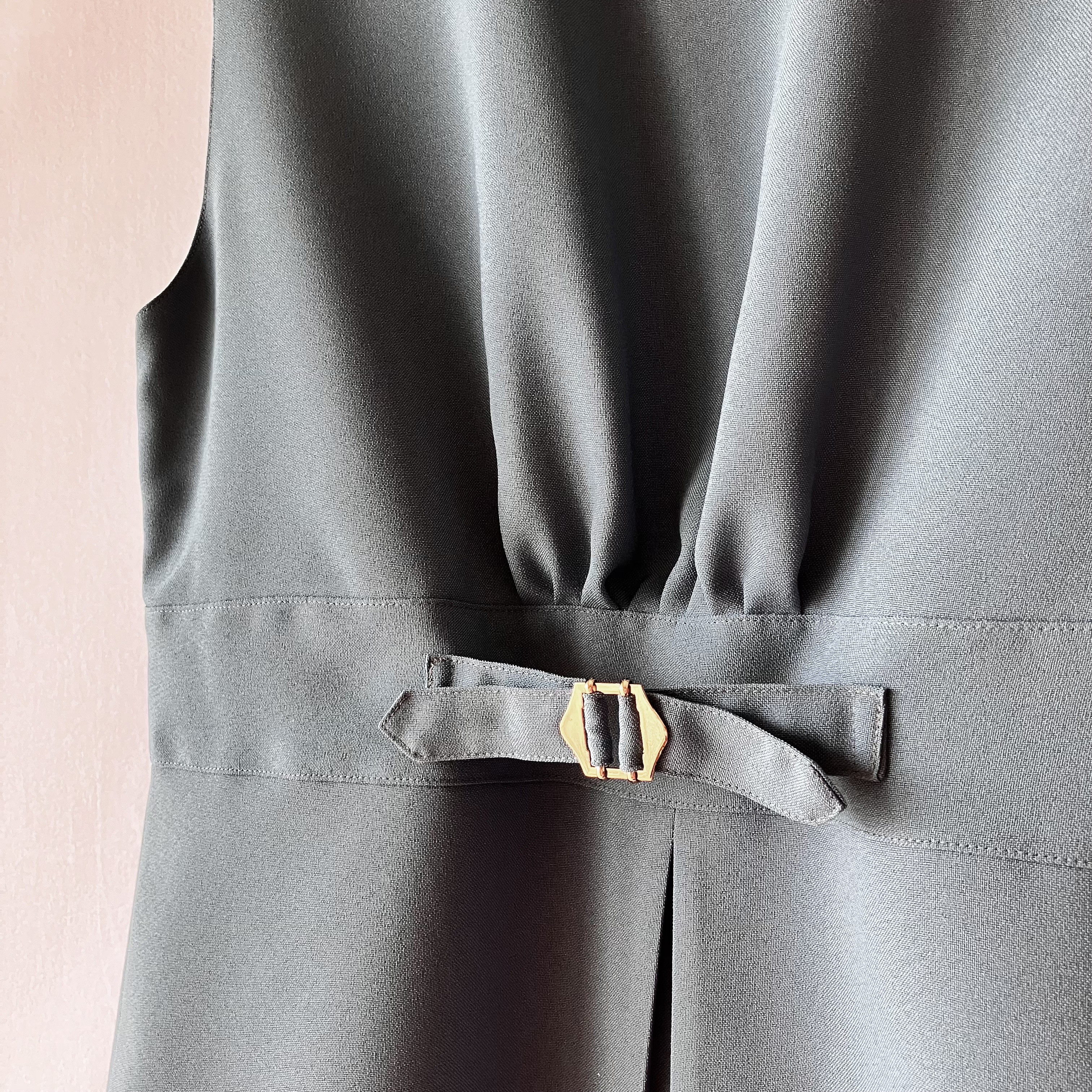 ブルーグレーのジャンパースカート(サロペットスカート)【フォーマル/くすみカラー/肩パールボタン】