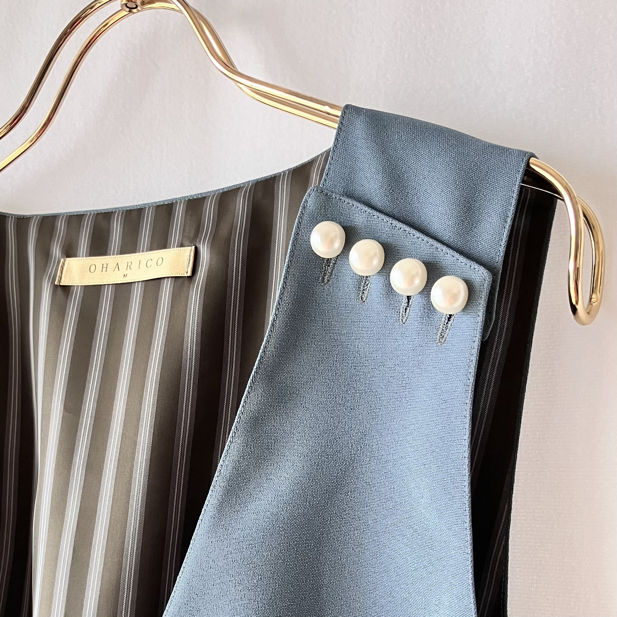 ブルーグレーのジャンパースカート(サロペットスカート)【フォーマル/くすみカラー/肩パールボタン】