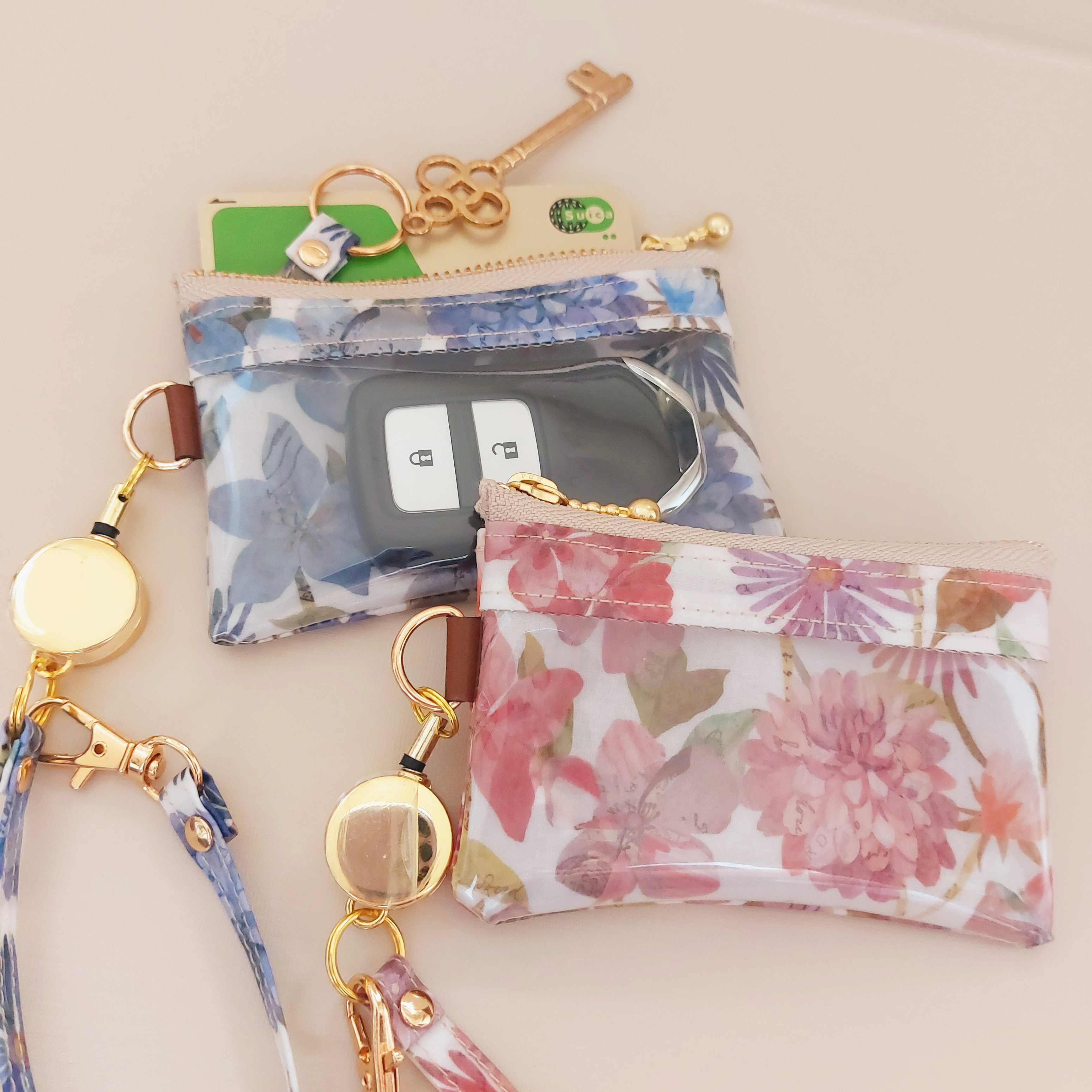 リバティ ラミネート リール式キーケース〈ミシェル〉ふわピーチ