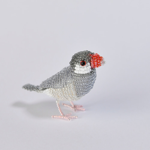 自立します。特小ビーズのシルバー文鳥 あみぐるみ 愛鳥笑てにょ