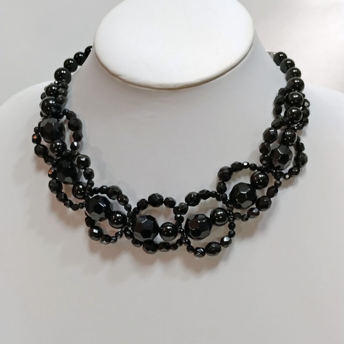 ブラックアクリルカットビーズ スパイラル編みデザイン