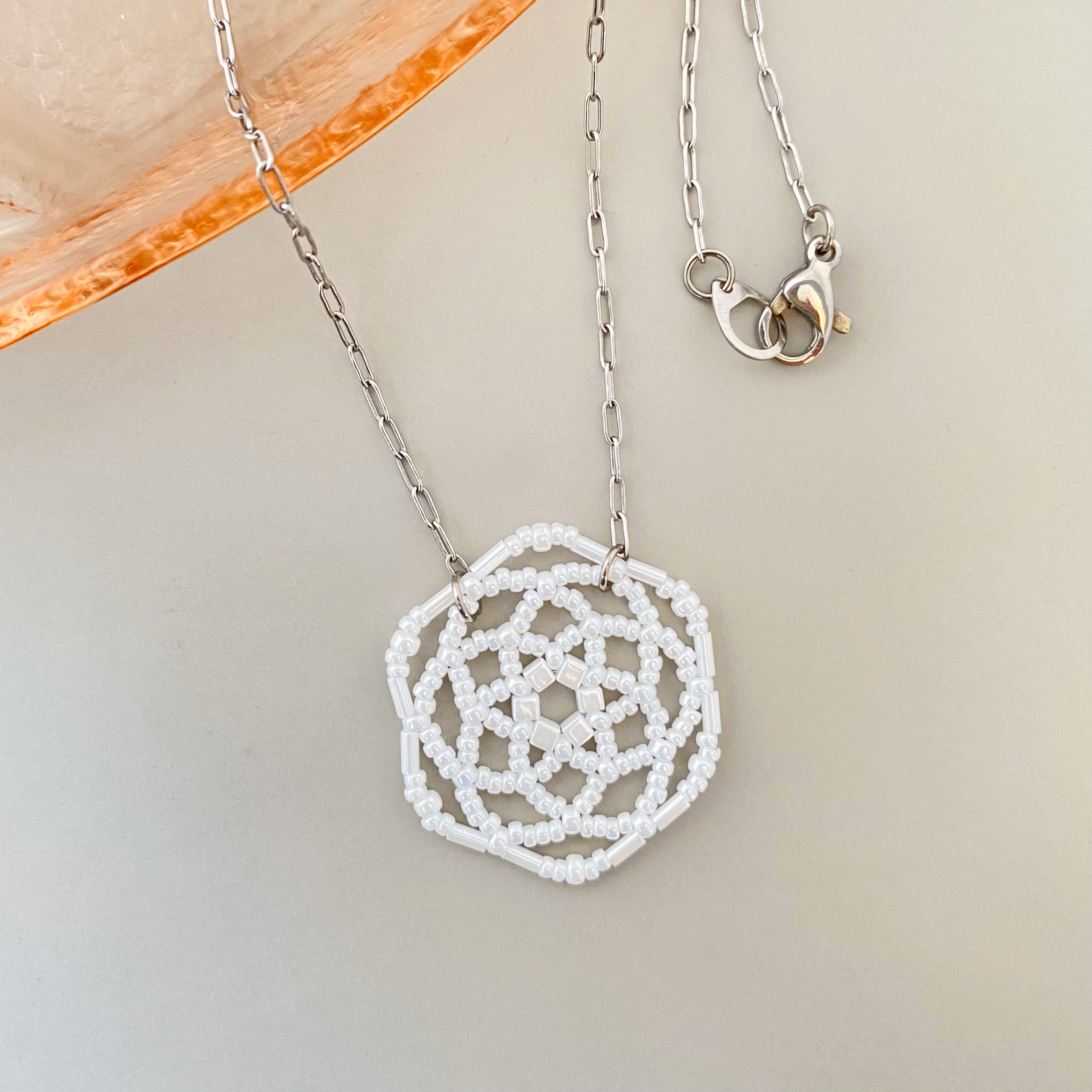 ビーズレース編みモチーフのネックレス（パールホワイト）