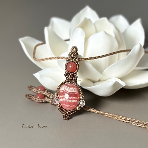 朱茜』インカローズのマクラメペンダントネックレス ネックレス