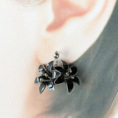 黒い百合（ユリ）のピアス/イヤリング イヤリング・ノンホールピアス