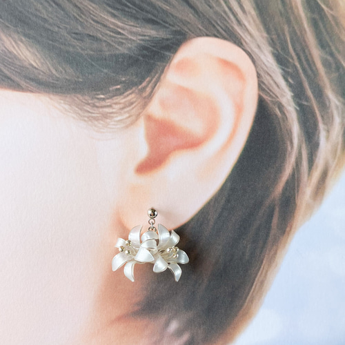 黒い百合（ユリ）のピアス/イヤリング イヤリング・ノンホールピアス