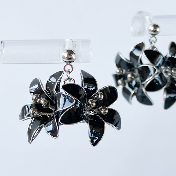 黒い百合（ユリ）のピアス/イヤリング イヤリング・ノンホールピアス