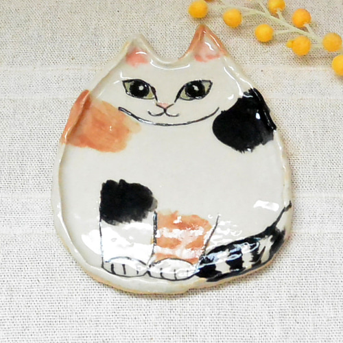 猫のお皿「1枚」 三毛猫 小皿・平らなお皿 ミックス ねこ・ネコ