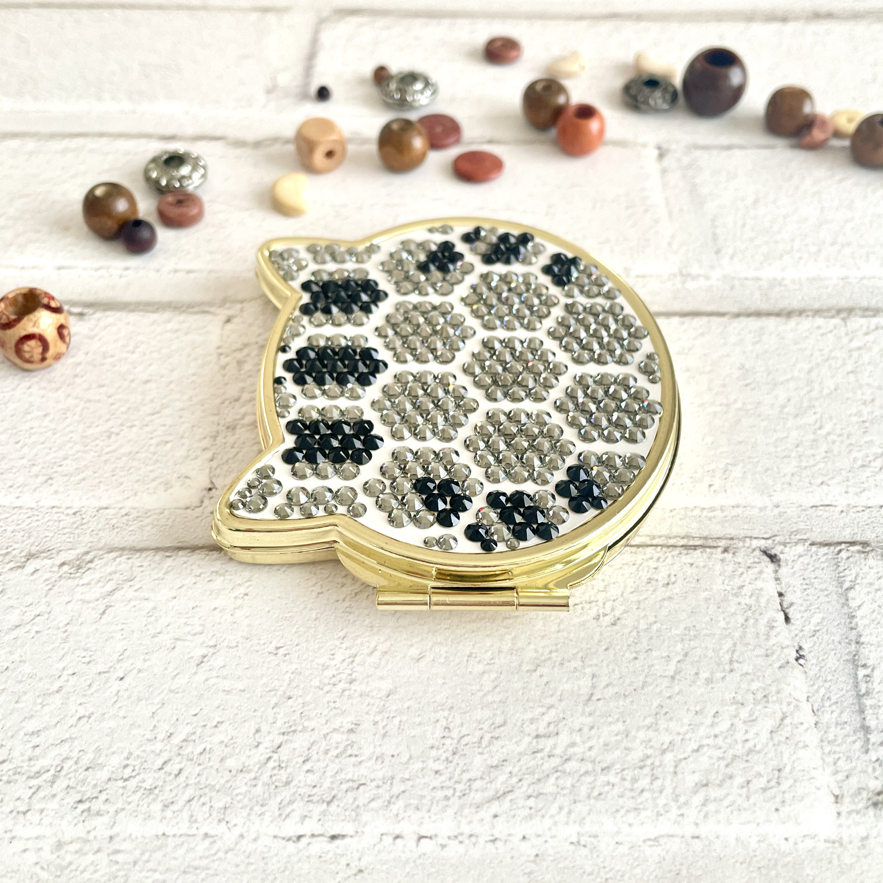 ＊ハニカムタイル＊Catミラー ゴールド「サバトラ」＊●コンパクトミラー●【2面鏡】ねこ＊クリスタルガラス