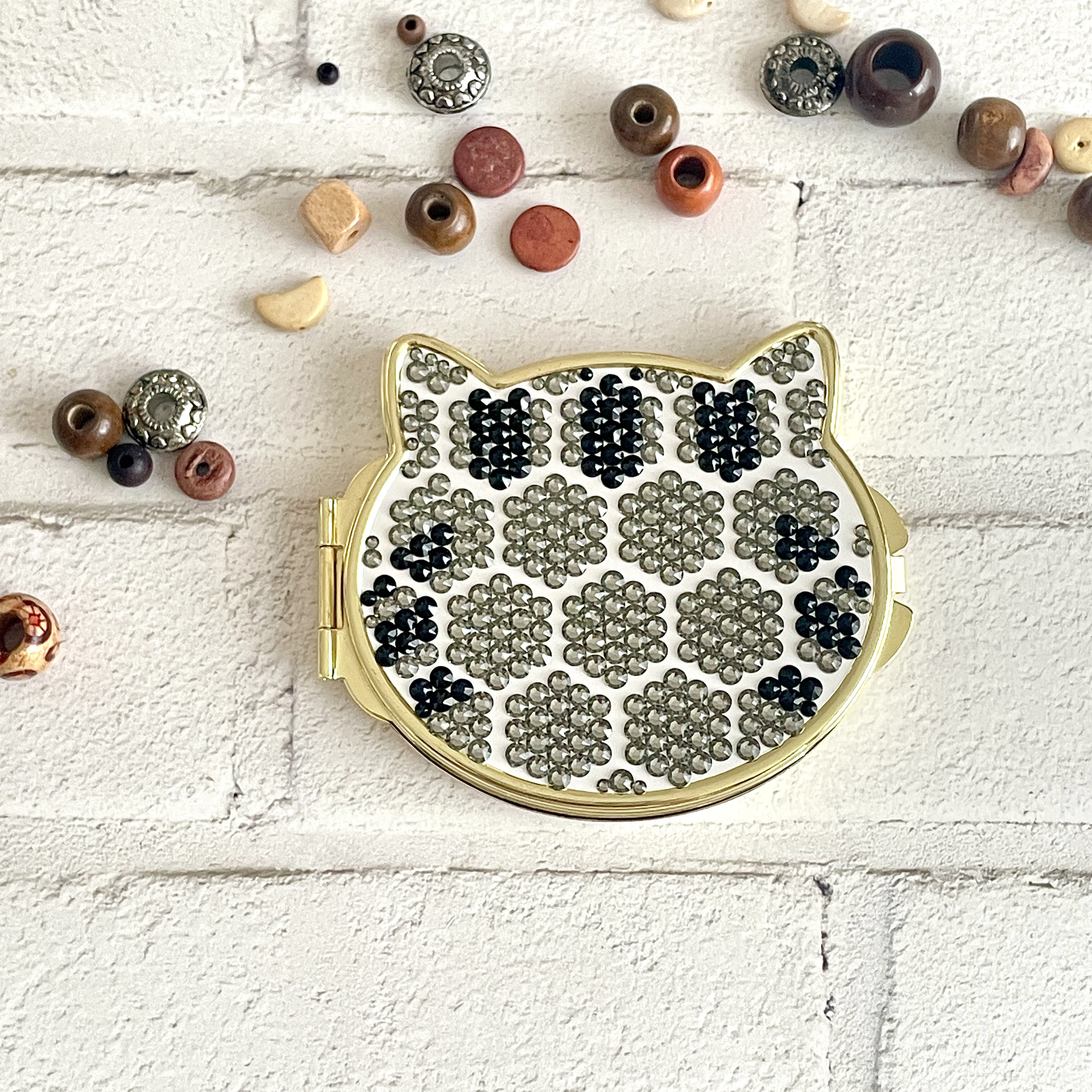 ＊ハニカムタイル＊Catミラー ゴールド「サバトラ」＊●コンパクトミラー●【2面鏡】ねこ＊クリスタルガラス