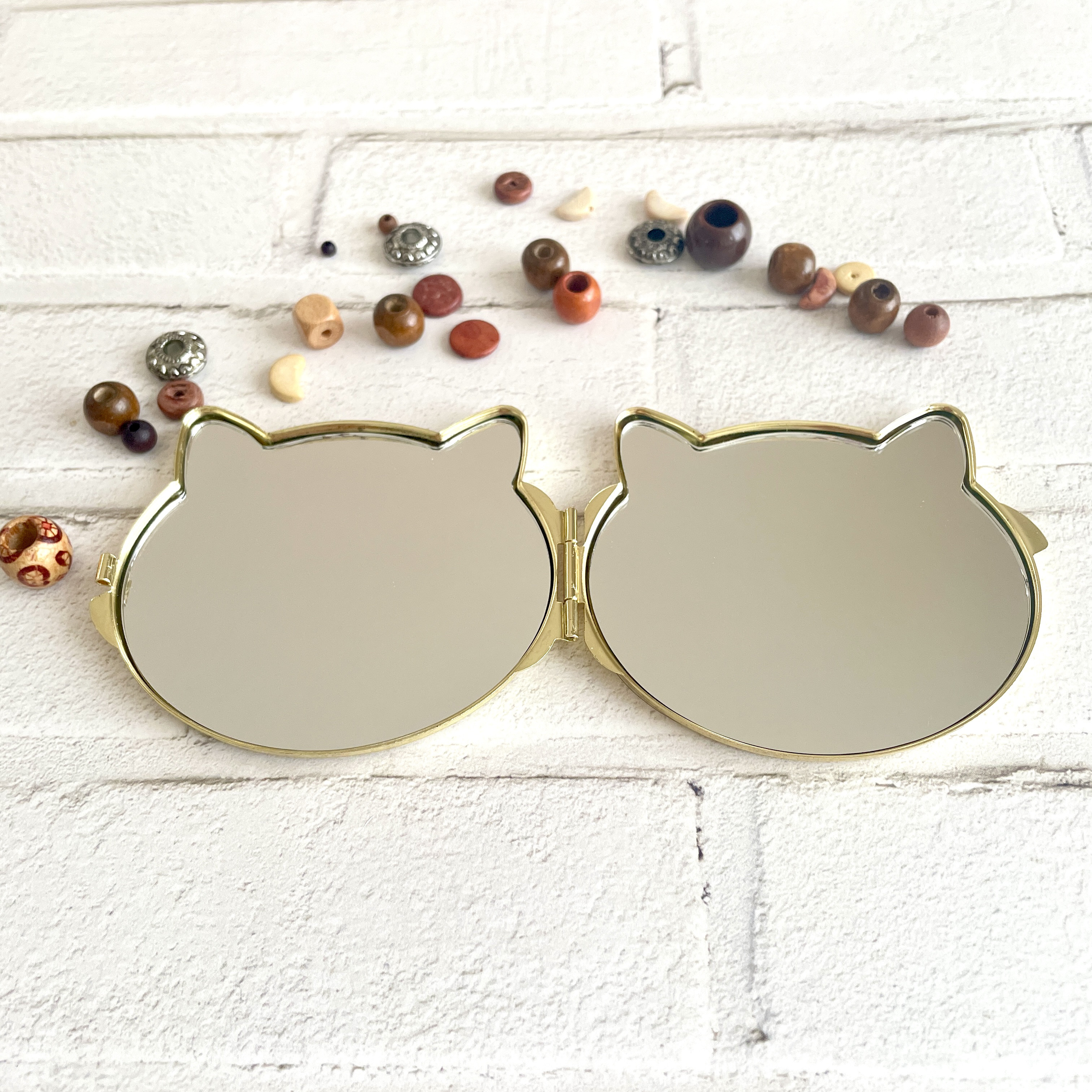 ＊ハニカムタイル＊Catミラー ゴールド「サバトラ」＊●コンパクトミラー●【2面鏡】ねこ＊クリスタルガラス