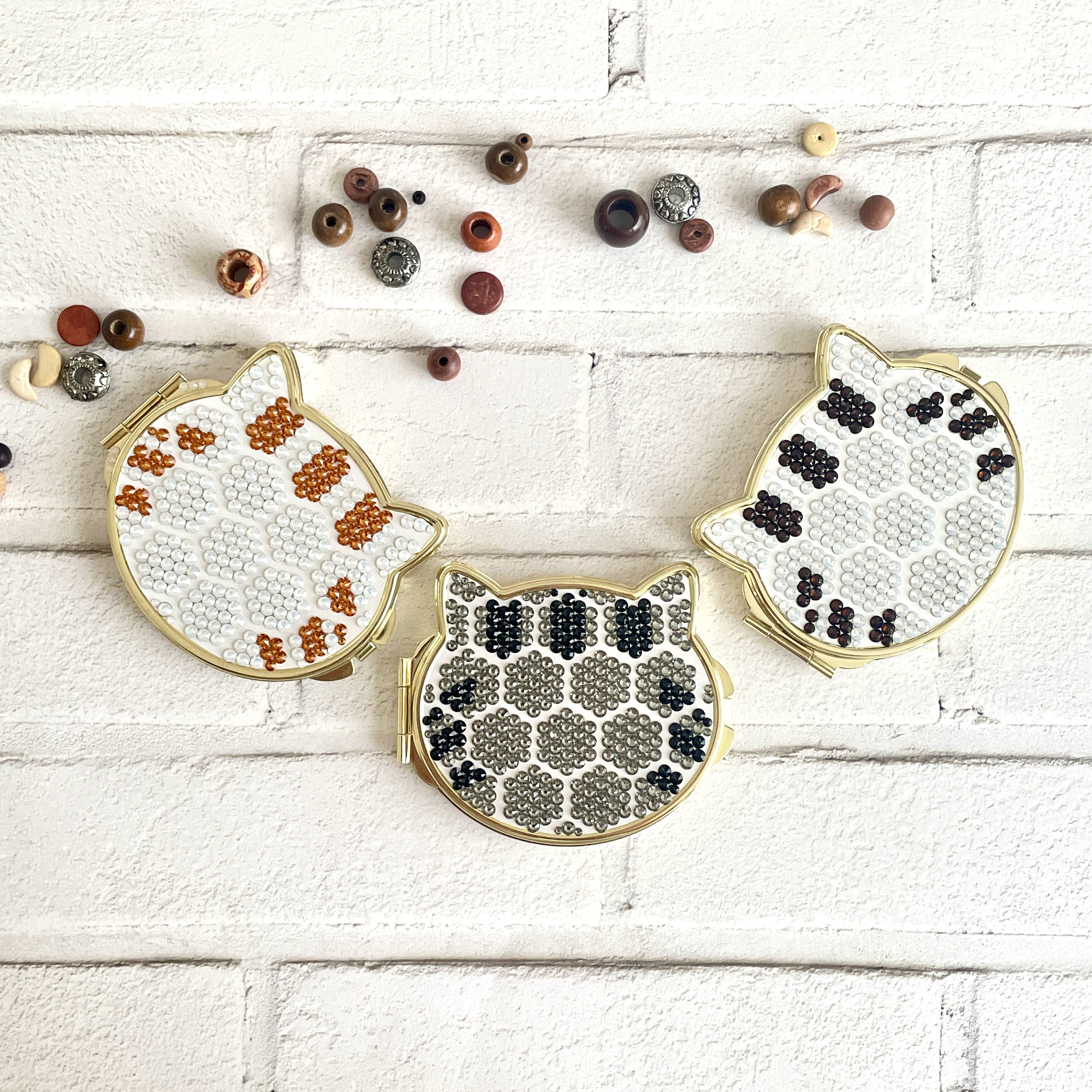 ＊ハニカムタイル＊Catミラー ゴールド「サバトラ」＊●コンパクトミラー●【2面鏡】ねこ＊クリスタルガラス