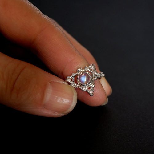 幻想的な輝き～ レインボームーンストーンのデザインリング 10.5号