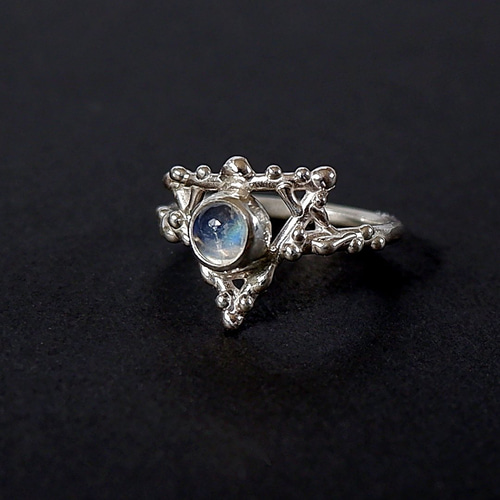 幻想的な輝き～ レインボームーンストーンのデザインリング 10.5号