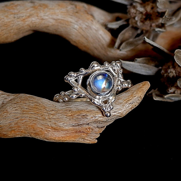 幻想的な輝き～ レインボームーンストーンのデザインリング 10.5号