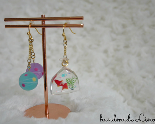 【018】金魚のピアス／イヤリング／金魚／夏／お祭り 金魚 ピアス 夏祭り 浴衣 イヤリング 虹色 - メルカリ