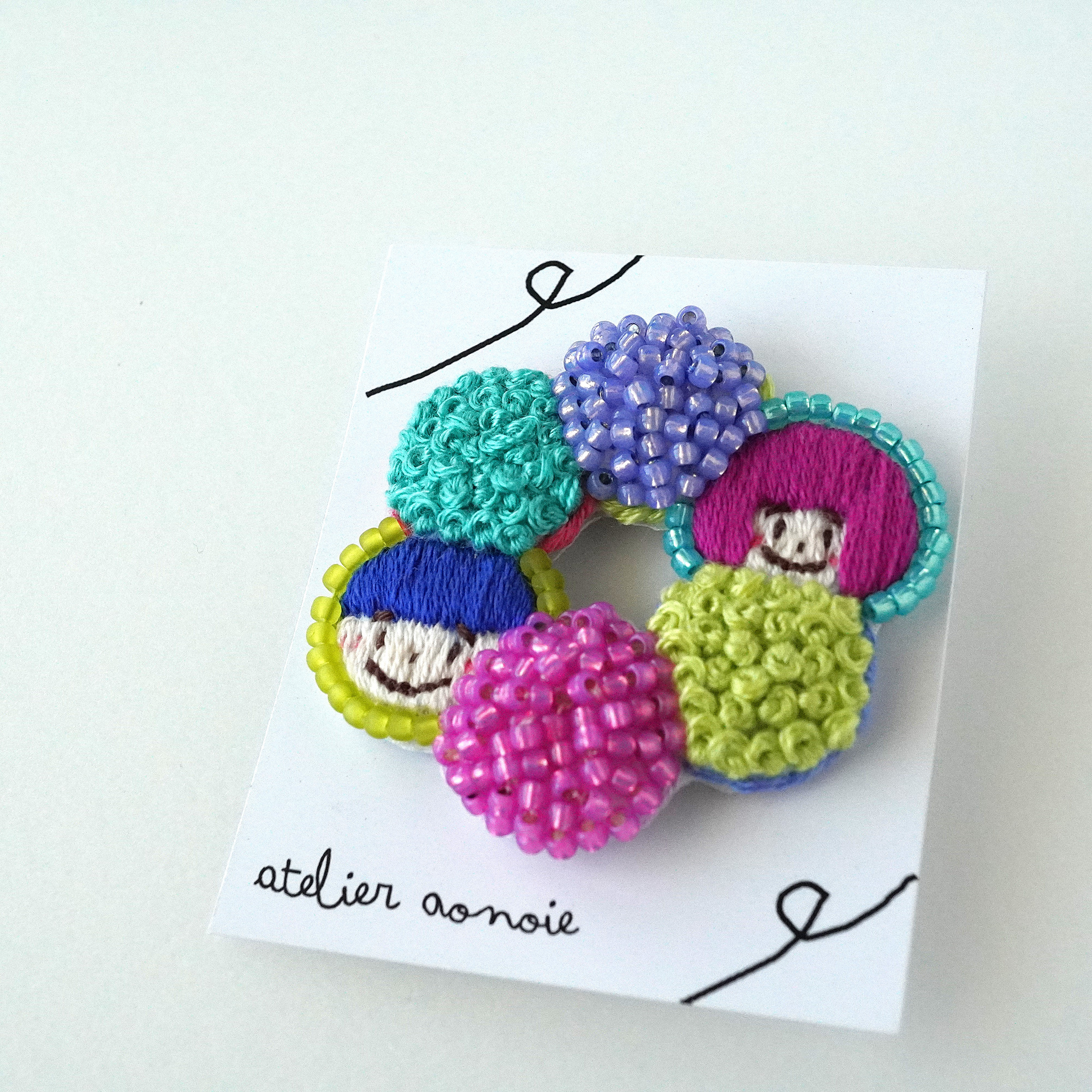にっこりカラフル　刺繍とビーズのリング型ブローチ