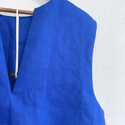 フレンチリネンキャンバスのキーネックジレ/ロイヤルブルー 4枚目の画像