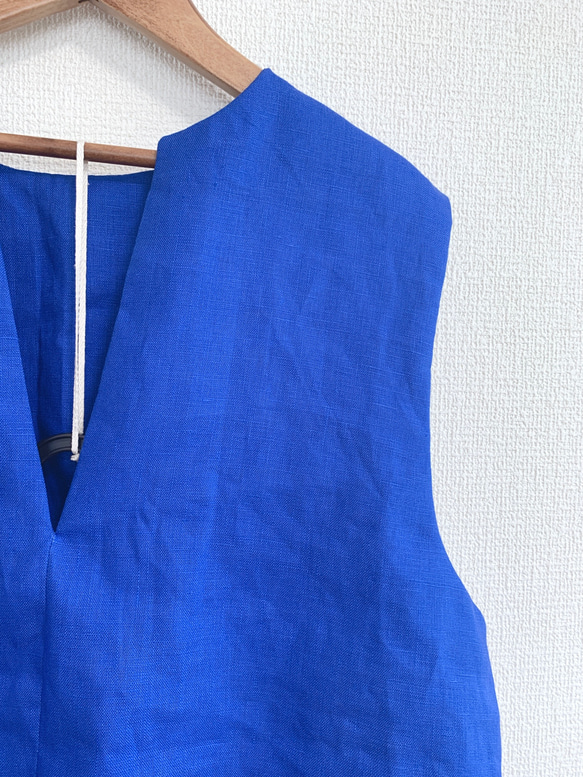 フレンチリネンキャンバスのキーネックジレ/ロイヤルブルー 4枚目の画像