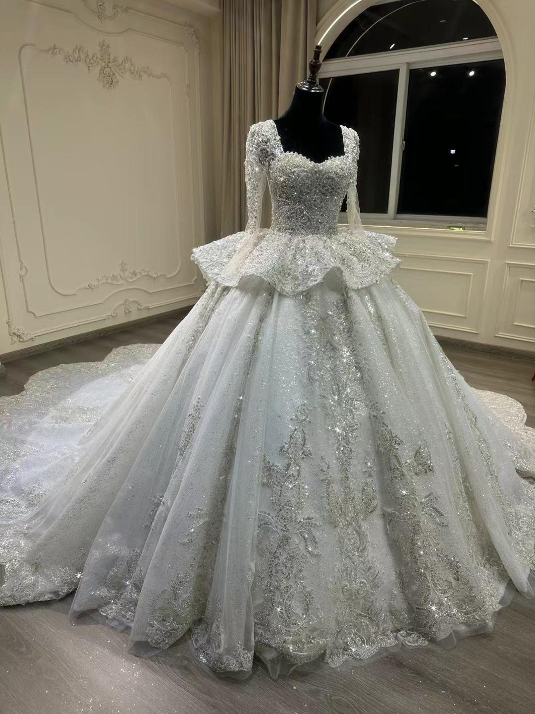 お花！エレガント　流れる花レース　ビジュー　ホワイト絶対後悔しない　結婚式女王様　花嫁挙式お呼ばれ結婚式　サイズオーダー