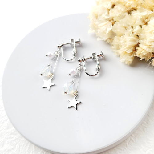 3つが揺れる星のイヤリング/ピアス(ホワイト×シルバー) イヤリング
