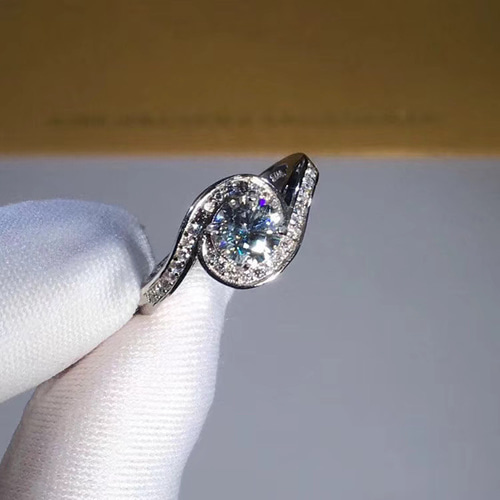 newデザイン】モアサナイト リング K18WG おっきかっ 