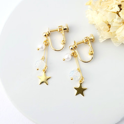 3つが揺れる星のイヤリング/ピアス(ホワイト×ゴールド) イヤリング
