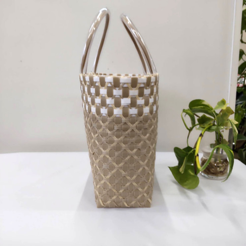 2種類ベージュ、白のプラカゴバック シックな大人のバック かごバッグ