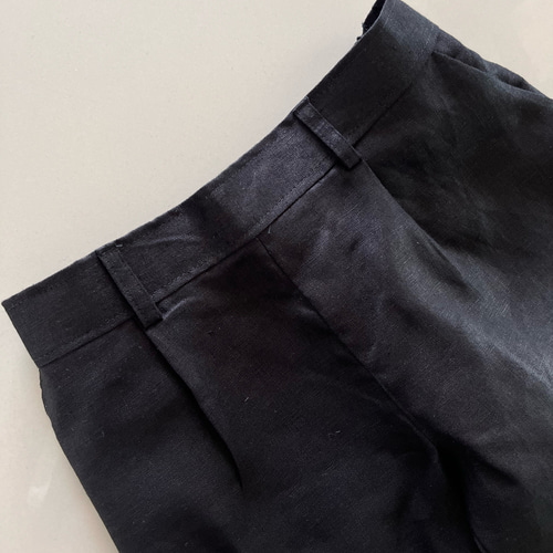 美脚効果＆楽ちんシルエット 黒リネンのテーパードワンタックパンツ 麻