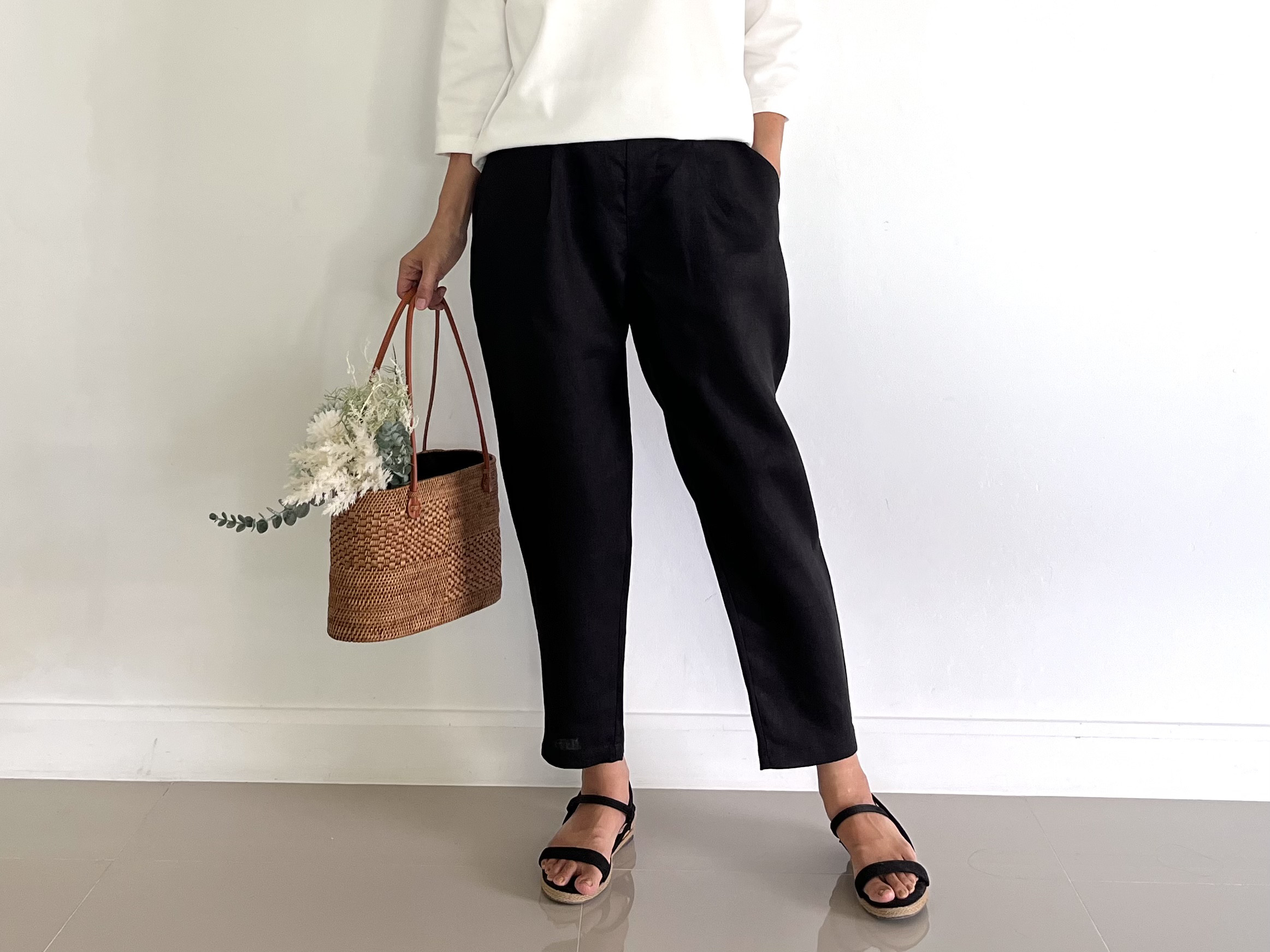美脚効果＆楽ちんシルエット 黒リネンのテーパードワンタックパンツ  麻 黒 スラックス P530
