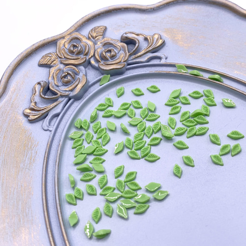 ネイルパーツ 葉っぱ リーフ 5mm 緑 薄め 50個 植物 花 葉 3D