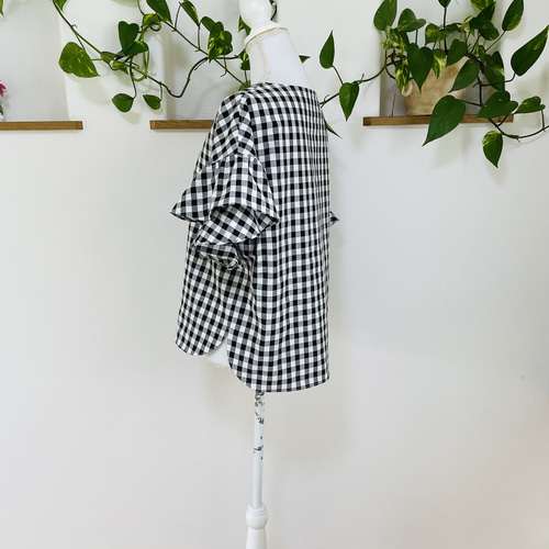 美品✨HUG OWAR ギンガムチェックフリルブラウス 黒白 美品✨HUG OWAR ギンガムチェックフリルブラウス 黒白 美品✨HUG