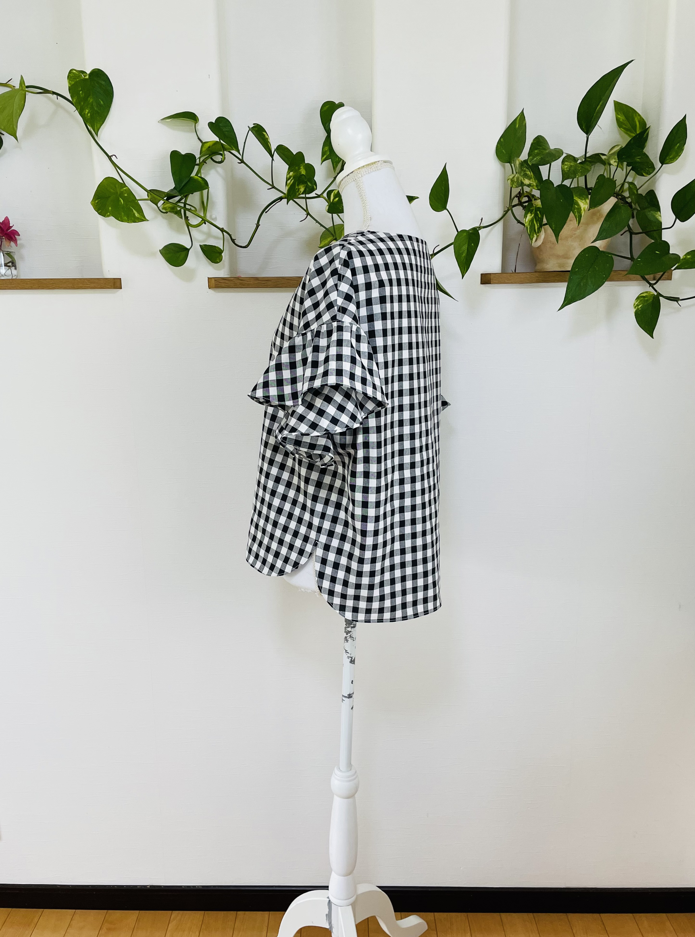 再販4ギンガムチェック大人素敵はフリル袖のブラウス白×黒