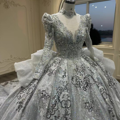 華やかなドレス！深めvネック シルバーとブラック 上質 大人気上昇中