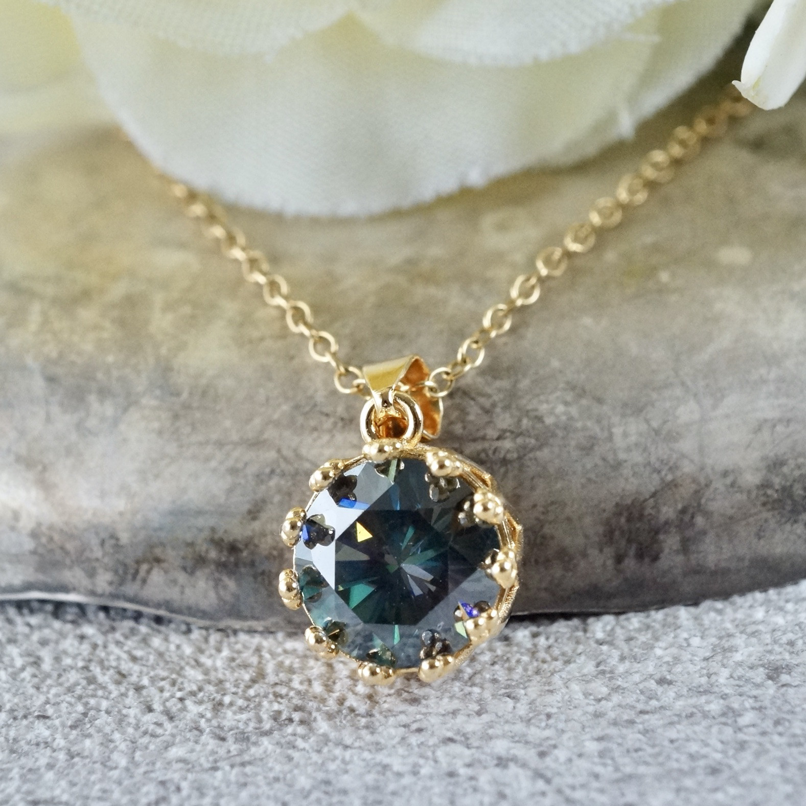 【送料無料】ブルーグリーン　合成モアッサナイト　クラウンモチーフ　ペンダントトップ　18kgp　シルバー925　8mm