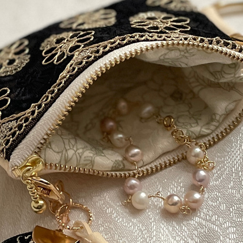 インド刺繍リボンのフェイクレザーミニポーチ 丸カラビナ、タッセル  