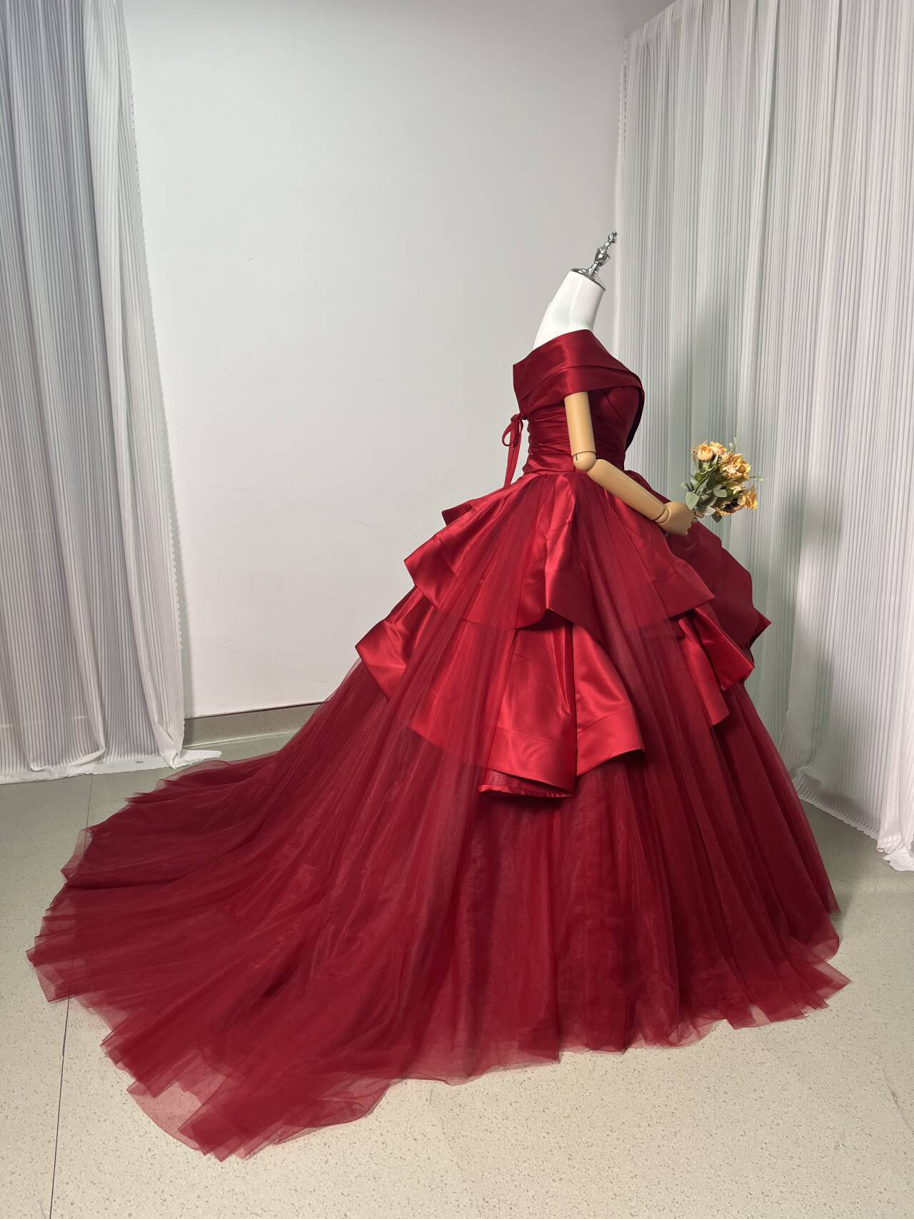 送料無料！カラードレス 赤 オフショル プリンセスライン 2次会 挙式 謝恩会 エレガント 憧れのドレ