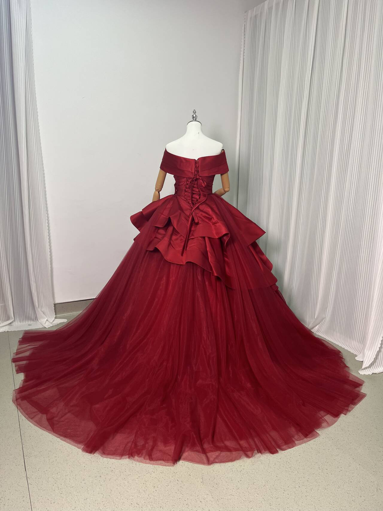 送料無料！カラードレス 赤 オフショル プリンセスライン 2次会 挙式 謝恩会 エレガント 憧れのドレ