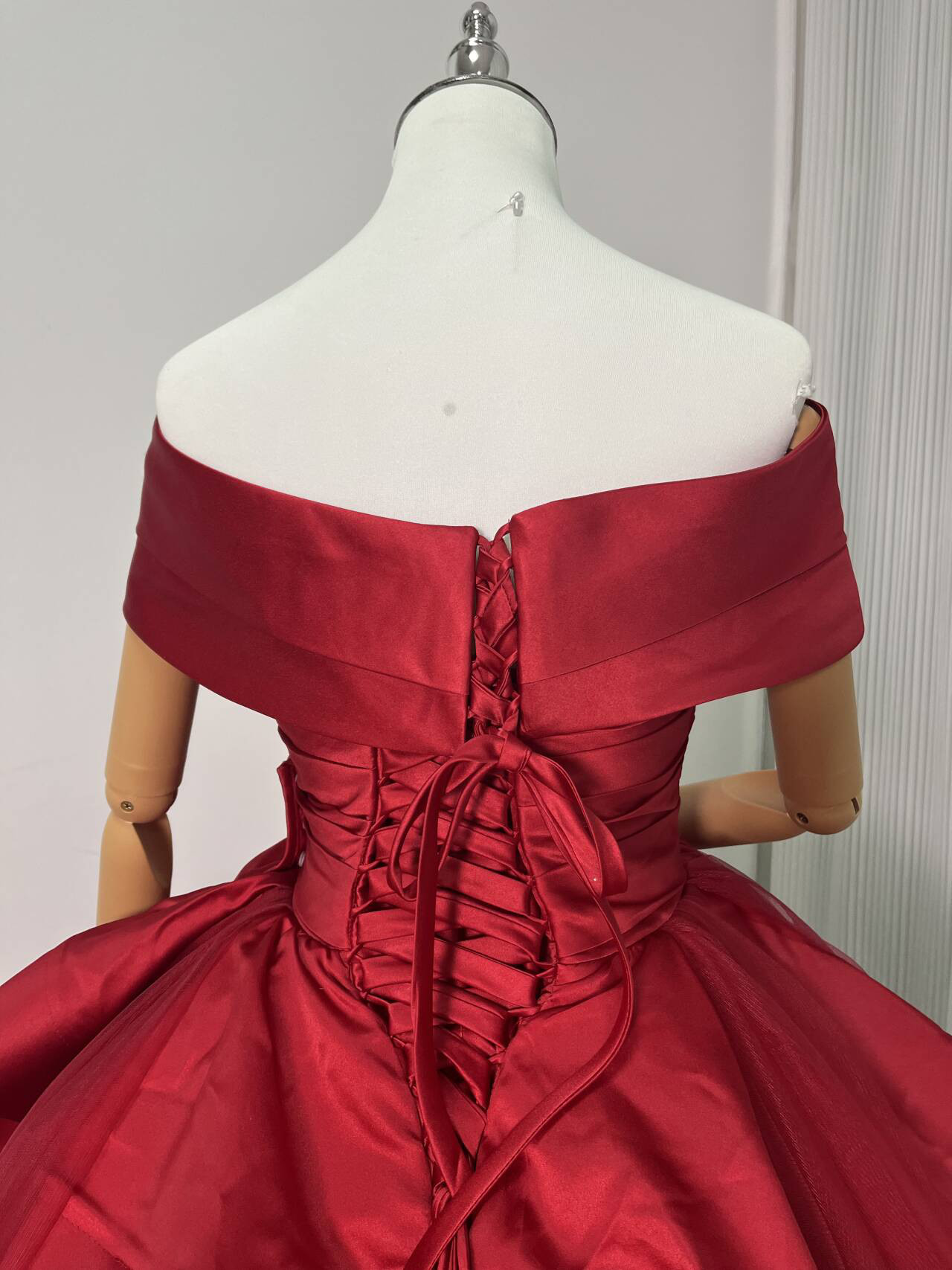 送料無料！カラードレス 赤 オフショル プリンセスライン 2次会 挙式 謝恩会 エレガント 憧れのドレ