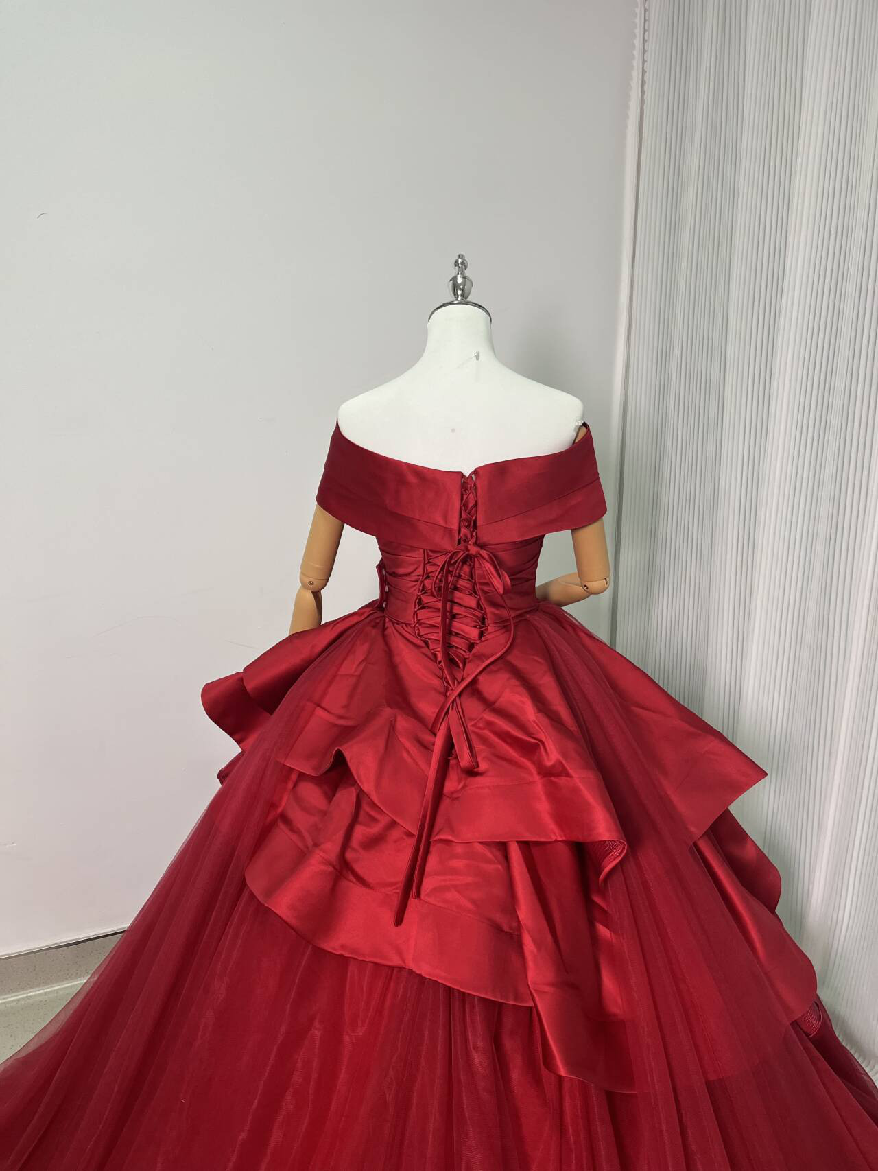 送料無料！カラードレス 赤 オフショル プリンセスライン 2次会 挙式 謝恩会 エレガント 憧れのドレ