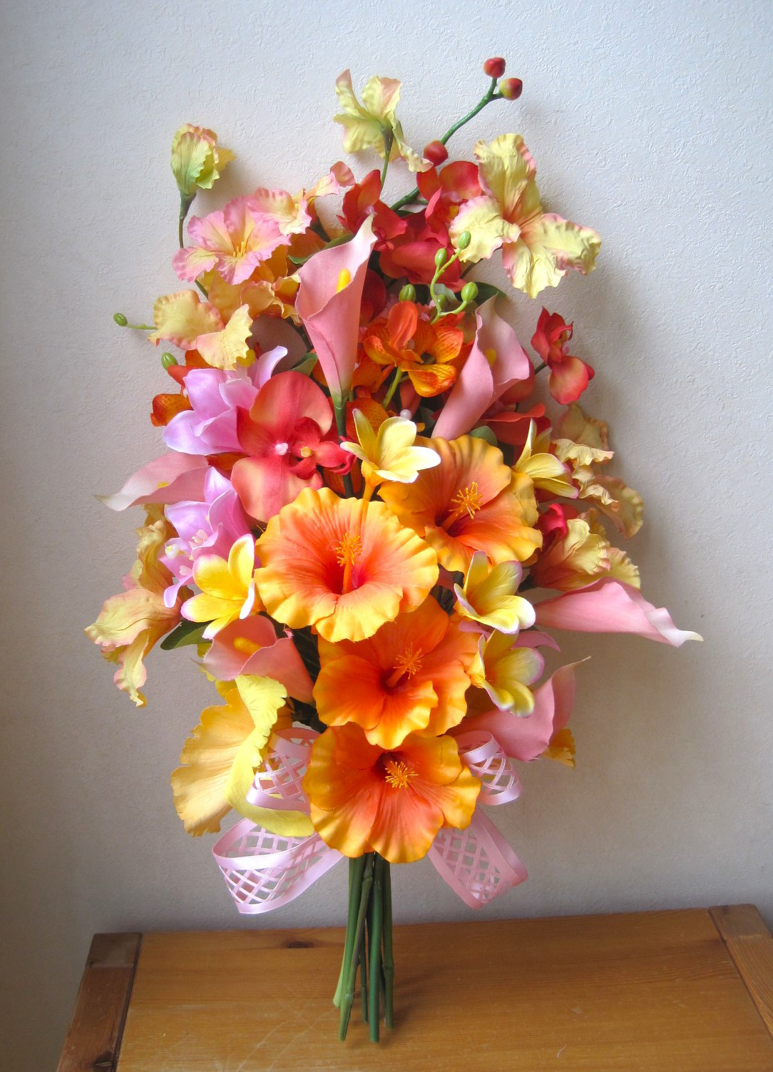 カラーリリーとプルメリアのクラッチブーケ♪ナチュラル♪ブートニア付き♪生花みたいに綺麗な造花です♪高品質なのに安い