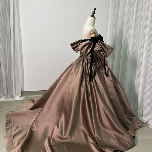 送料無料！カラードレス パフスリーブ 光沢サテン ブラウン デザイン感