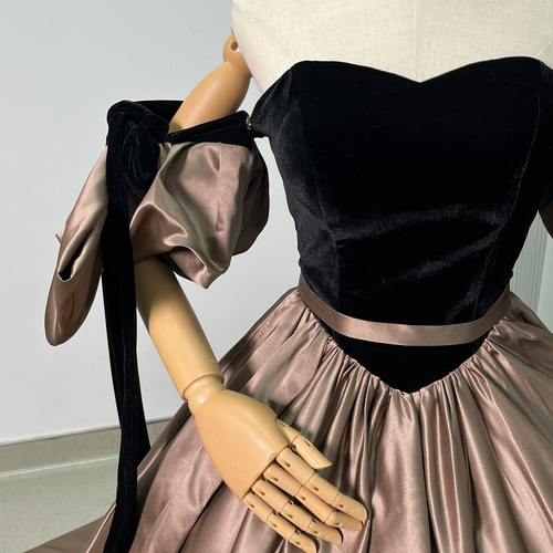 送料無料！カラードレス パフスリーブ 光沢サテン ブラウン デザイン感