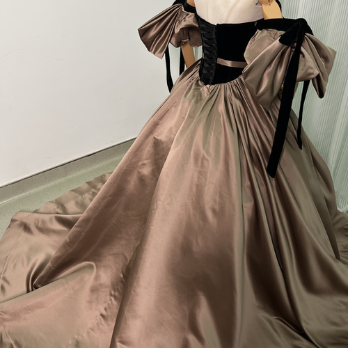 送料無料！カラードレス パフスリーブ 光沢サテン ブラウン デザイン感