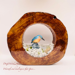 一つ限りの流木アート 水辺のカワセミ ジオラマ 流木 フィギュア 置物 動物 鳥 インテリア レジン 水辺 N26 1枚目の画像