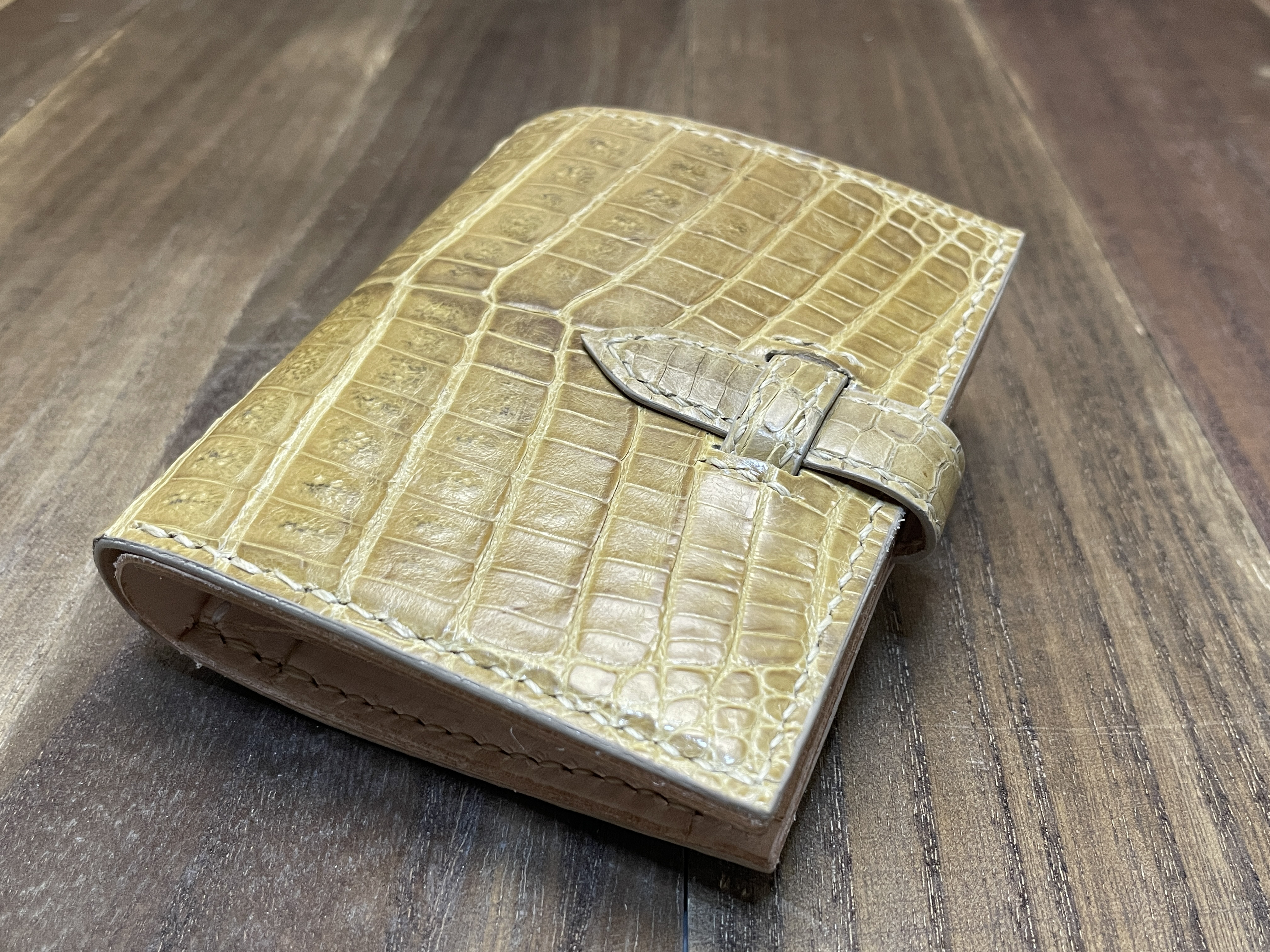 カイマンのベルト付きハーフウォレット横型 24,750円