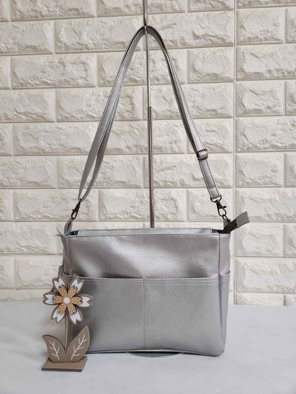 ポケットいっぱいショルダーバッグ☆シルバー ショルダーバッグ nonの