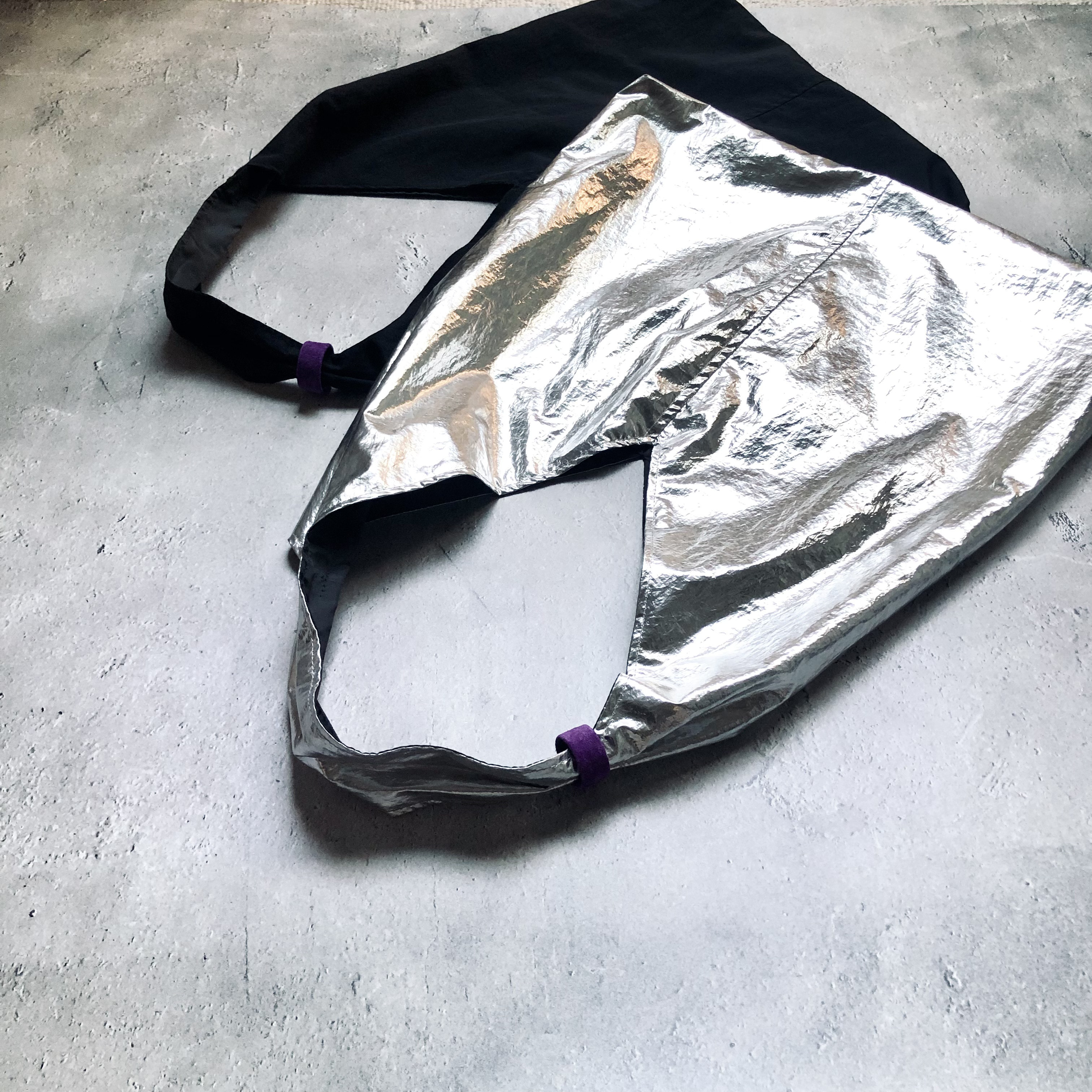 M's Bag  メタリックな撥水バッグ　シルバー　ブラックゆったり肩がけ　ポケット充実　薄くて軽い